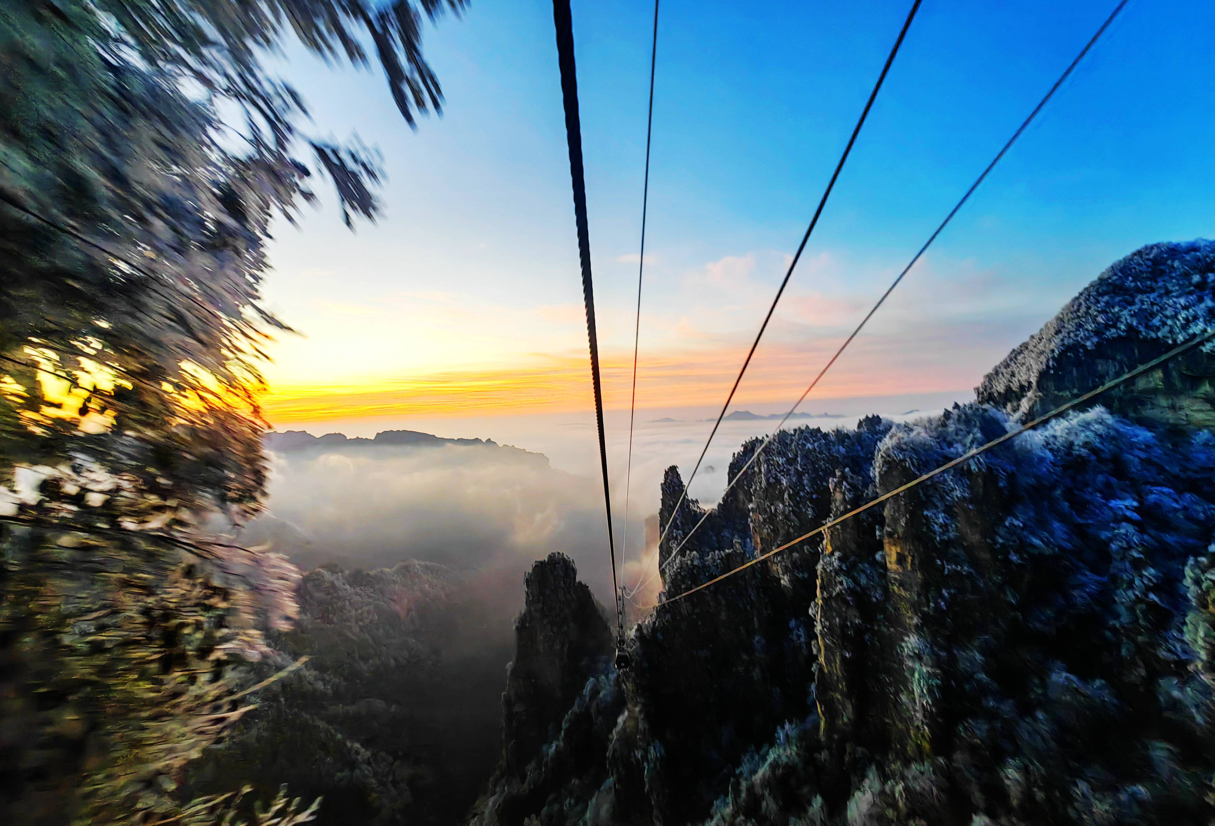 ・2:30 PM - 3:00 PM: Tianzi Mountain Cable Car (天子山索道)