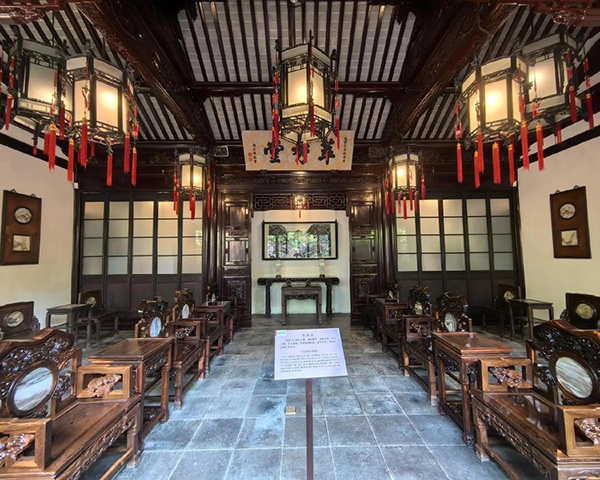 ・9:00 AM - 10:30 AM: Yu Garden & Bazaar