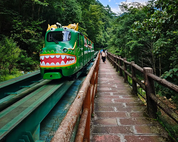 ・3:30 PM - 4:30 PM: Shili Gallery (十里画廊)