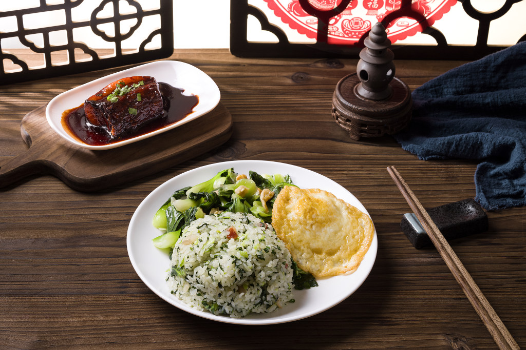 Lunch (12:30 PM - 1:30 PM): Local Flavors